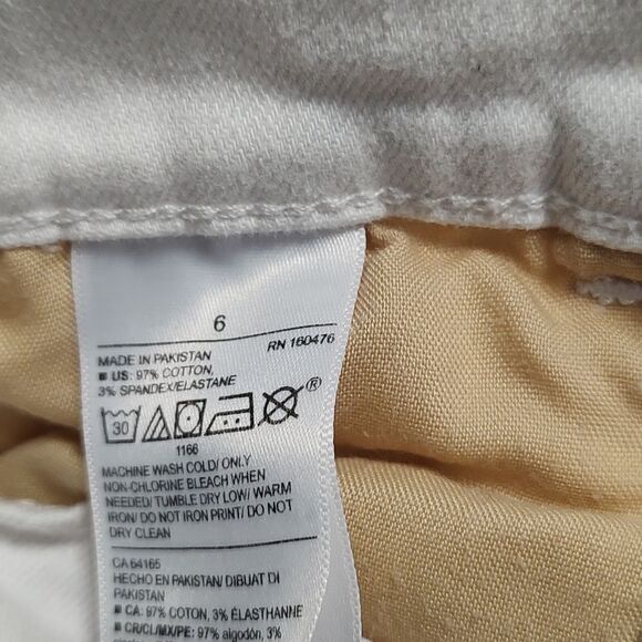 Old Navy Boyfriend Mid Rise white distressed rough hem jean shorts Sz 6 - Picture 5 of 5